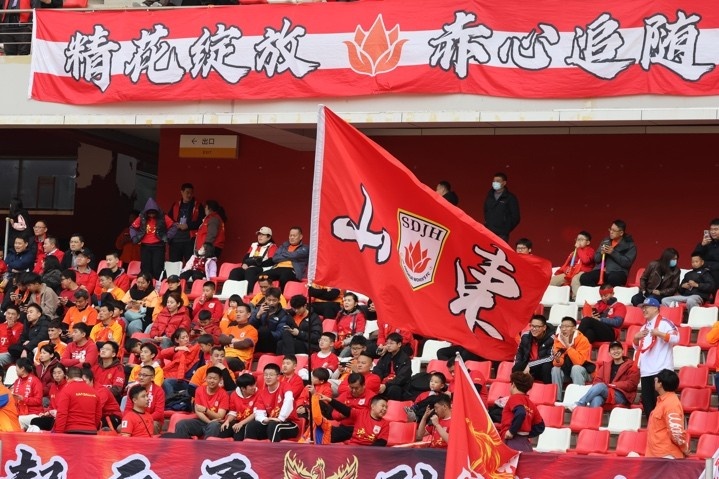 主場上萬名球迷的吶喊助威，給山東體彩女足征戰(zhàn)女超增添了能量與動力
